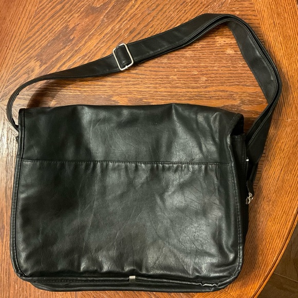 Multi Pocket Durable Vegan Faux Leather Silver Hardware Active Cary Bag! - Picture 9 of 16